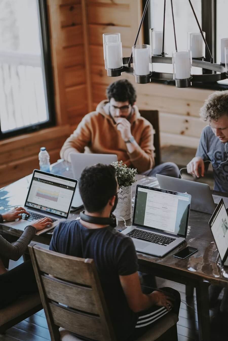 Image d'une équipe autour d'une table qui travaillent tous ensemble. Cette image représente les assurances professionnel proposées par SAGERI