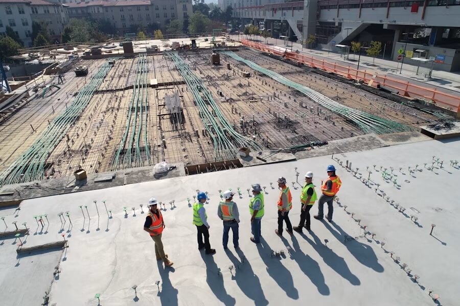 Image d'un chantier vu du dessus avec une équipe d'ouvrier. Cette image permet de mettre en évidence le service d'assurance en bâtiment proposé par SAGERI
